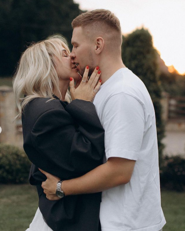 Выехал как волонтер, а оказался на Мальдивах. Муж известной блогерши попал в скандал